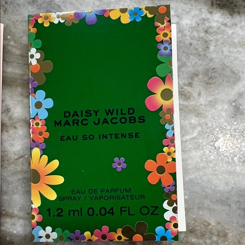 Marc Jacobs Daisy and Perfect Fragrance Set with Apple AirPods case